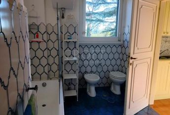 Ardeatina-Divino Amore: Quiet, charming rustic villa, big and well-curated garden, 3 beds, 1 study, 3 baths, living room, kitchen, with terraces , AC and parking space. Ref 2322