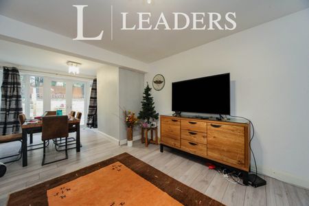 3 bedroom bungalow to rent Deep Denes, Luton, LU2 - Photo 2