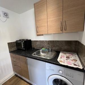 Studio Flat, Gainsborough Road, RM8 - Photo 2