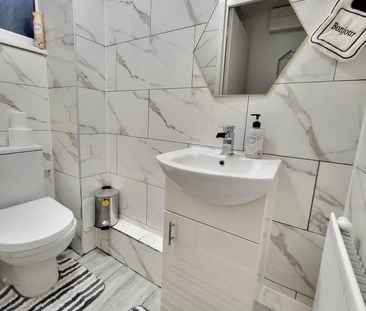 1 Bed Flat, Prince Regent Lane, E13 - Photo 2
