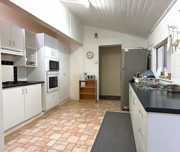 Furnished Room Opposite Major Shops - Minutes to CBD - Photo 6