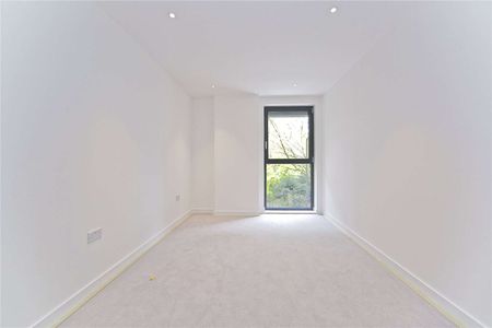 Substantial three bedroom duplex apartment with private outside space. - Photo 4