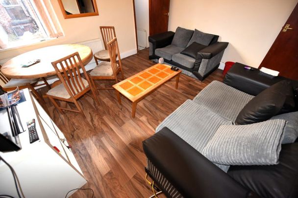 5 bedroom House in Hessle View, Leeds - Photo 1