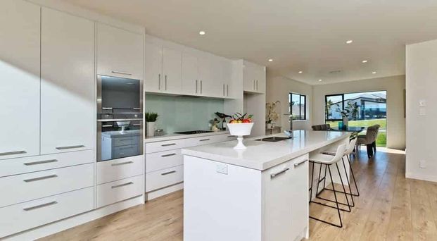 Large family home with pergola deck - Photo 1