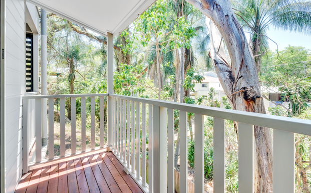 Contemporary townhouse in elevated position - Photo 1
