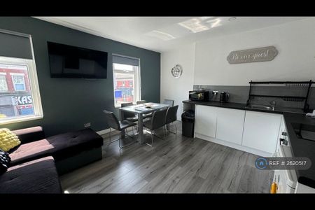 4 bedroom flat to rent - Photo 2