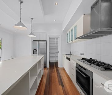 IDEAL FAMILY HOME IN IDEAL LOCATION - Photo 5