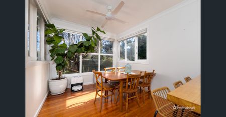 BEAUTIFULLY RENOVATED FAMILY HOME IN A PRIME LOCATION - Photo 4