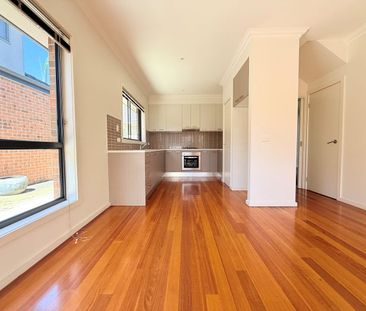 Spacious Street Facing townhouse - Photo 4