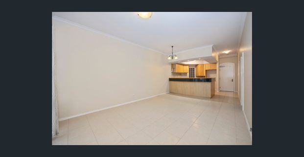 2 BEDROOM, 2 BATHROOM UNFURNISHED APARTMENT - Freshly painted - Photo 1