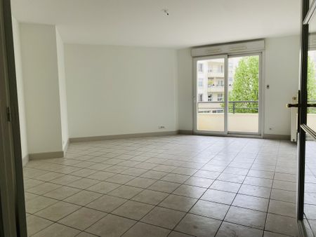 Appartement T2 avec balcon et parking - Photo 2
