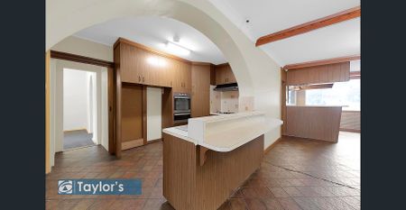 A STYLISH AND SPACIOUS ENTERTAINERS DREAM WITH CHARACTER AND COMFORT - Photo 3