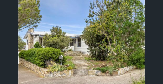 Retro Gem - Refurbished Three Bedroom Home - Photo 1