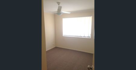 Modern Villa, Great Complex, Fabulous location & New flooring! - Photo 3