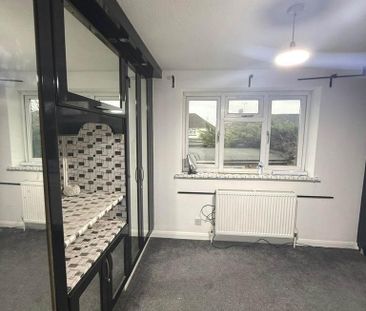 2 bedroom end of terrace house to rent - Photo 2