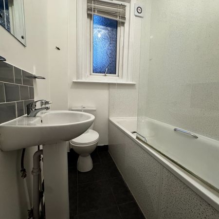 1 Bed Flat, Tennyson Road, SO17 - Photo 4