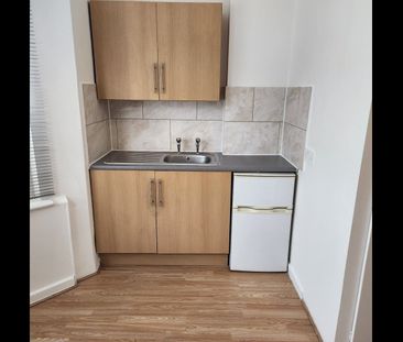 Room in a Shared House, Old Bedford Road, LU2 - Photo 1