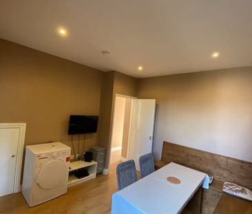 Room in a Shared House, Broadlands Road, SO17 - Photo 5