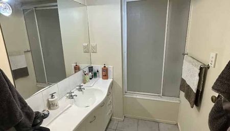 Spacious Mt Eden 2brm in Brilliant location and gated complex with one car port - Photo 2