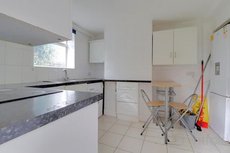 4 bedroom end of terrace house to rent - Photo 5