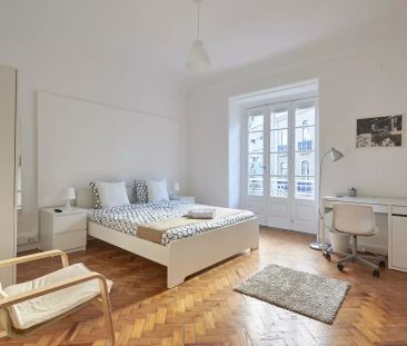 Rooms for rent in 6-bedroom apartment in Santo António - Photo 6