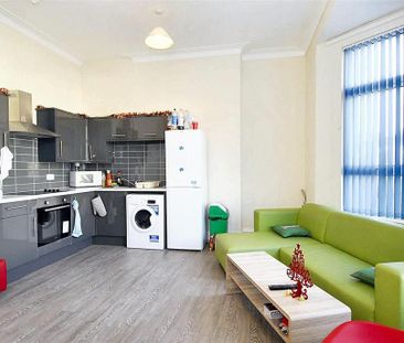 3 bedroom flat to rent - Photo 6
