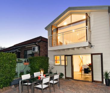 Two level modern home - Photo 2