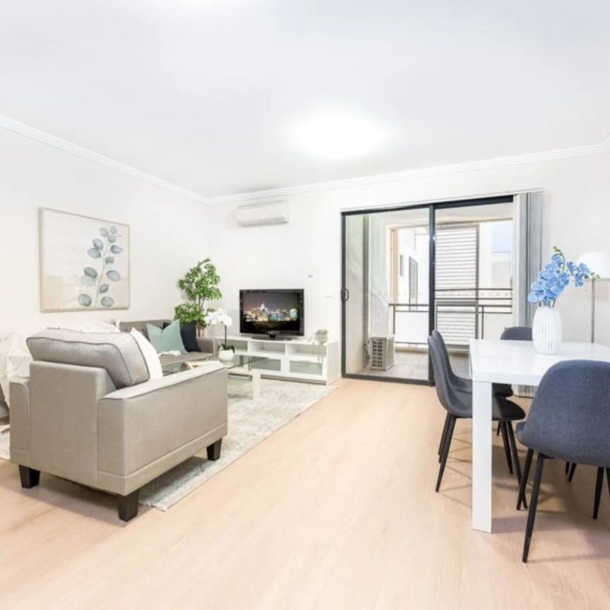 Beautifully Presented Two Bedroom Apartment - Photo 1