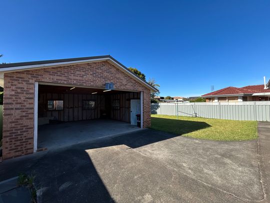 4 Bedroom - 2 Bathroom - Minutes Walk to Beach - Photo 1