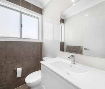 Spacious Family Home with Pool in Prime Liverpool Location - Photo 4