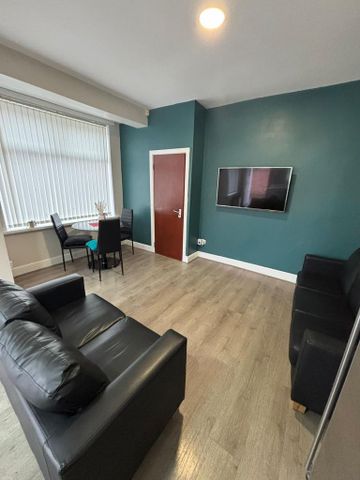 3 bedroom end of terrace house to rent - Photo 2