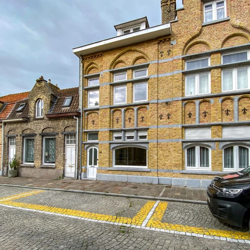 Ruime woning met GARAGE te Nieuwpoort-Stad, gelegen vlakbij het marktplein. - Foto 1