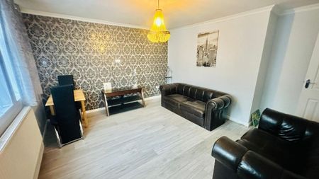 4 bedroom semi-detached house to rent - Photo 4