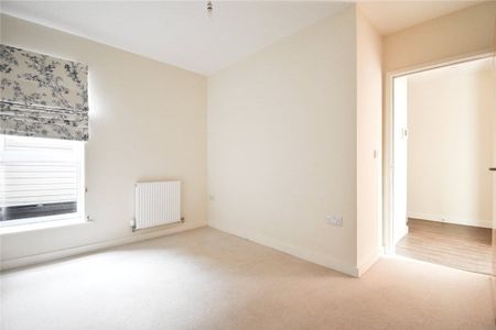 Beautifully presented 1 bedroom apartment at this bespoke development in Cambridge within walking distance of the Railway Station, City Centre and Addenbrookes Hospital. GCH. Allocated parking. Unfurnished. - Photo 3