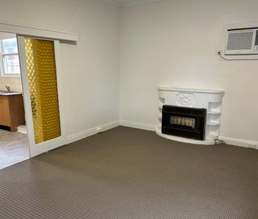 Three bedroom home in the heart of Sunshine - Photo 1
