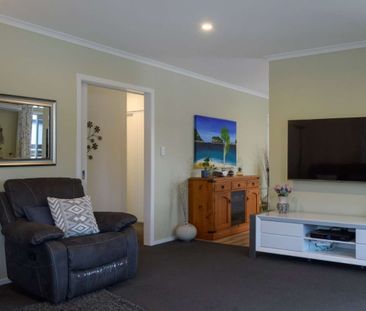 Modern and Tidy Home in The Lakes - Pyes Pa - Photo 4