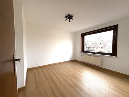 Lichtrijk appartement met 2 slaapkamers in het centrum van Torhout - Photo 4