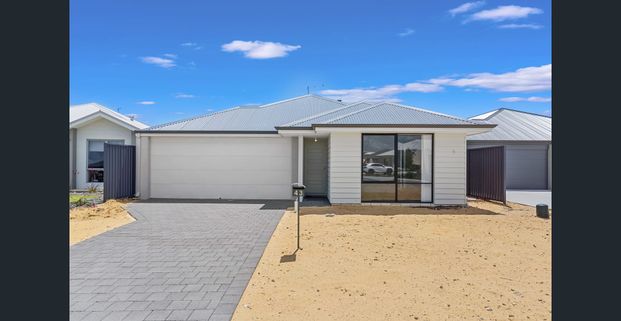 Spacious and Stylish 4-Bedroom Home Close to Shops, Schools and Parks - Photo 1
