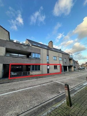 Gelijkvloers appartement in het centrum van Bree, met 2 slaapkamers, ruim terras en ondergrondse parkeerplaats. - Photo 1