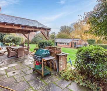 An extensive former coach house to rent with secondary accommodatio... - Photo 5