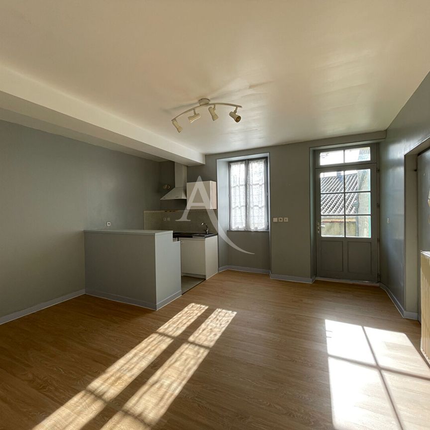 Location Appartement 1 pièce 29m² FONTENAY LE COMTE 85200 - Photo 1