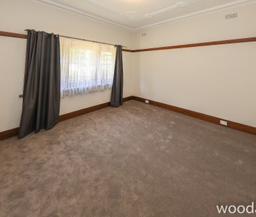 Spacious home, freshly painted with new carpets - Photo 3