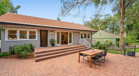 Three bedroom air conditioned home in a sought after location - Photo 3