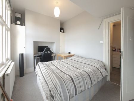 Two double Bedroom Flat – Station Road, Edgware, HA8 - Photo 4