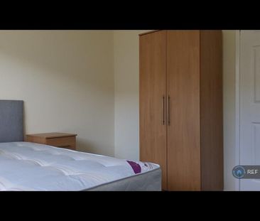 3 bedroom flat to rent - Photo 4