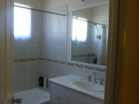 FOUR BEDROOM , TWO BATHROOM HOME - 1 WEEKS FREE RENT ! - Photo 4