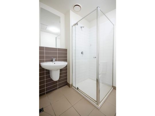 Modern Studio Retreat in the Heart of Glenferrie – Steps from Swinburne! - Photo 1