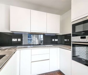 A fantastic apartment in London Square Putney with a private balcony and access to communal roof gardens. - Photo 6