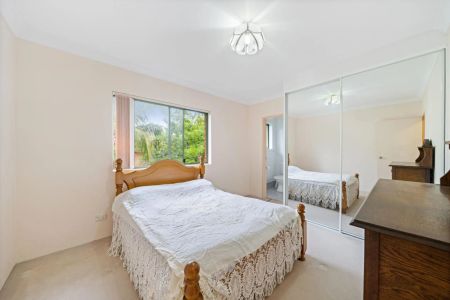 Large, well presented two bedroom unit. - Photo 3