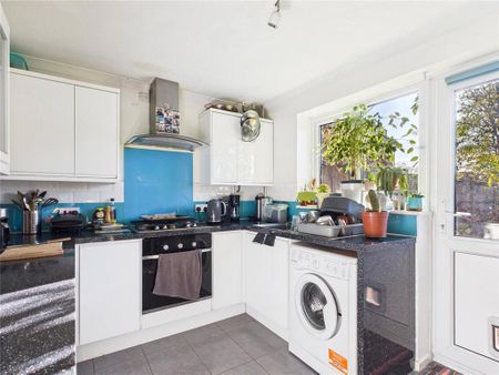 2 bedroom semi-detached house to rent - Photo 5